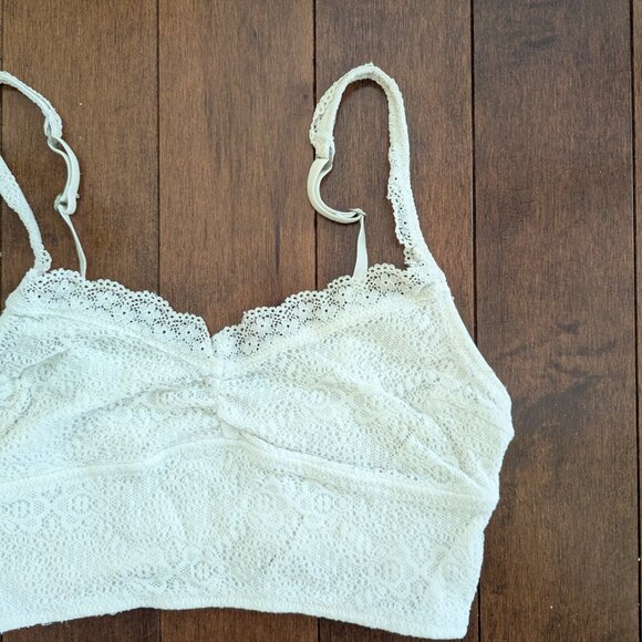 3/$20 GILLY HICKS BASIC WHITE LACE BRALETTE TOP - Picture 2 of 2